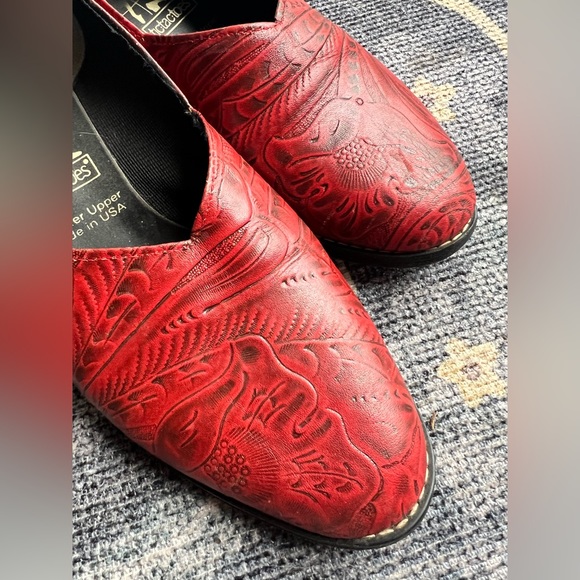 Vintage red tooled leather shoes by tic tac toes - Picture 4 of 10